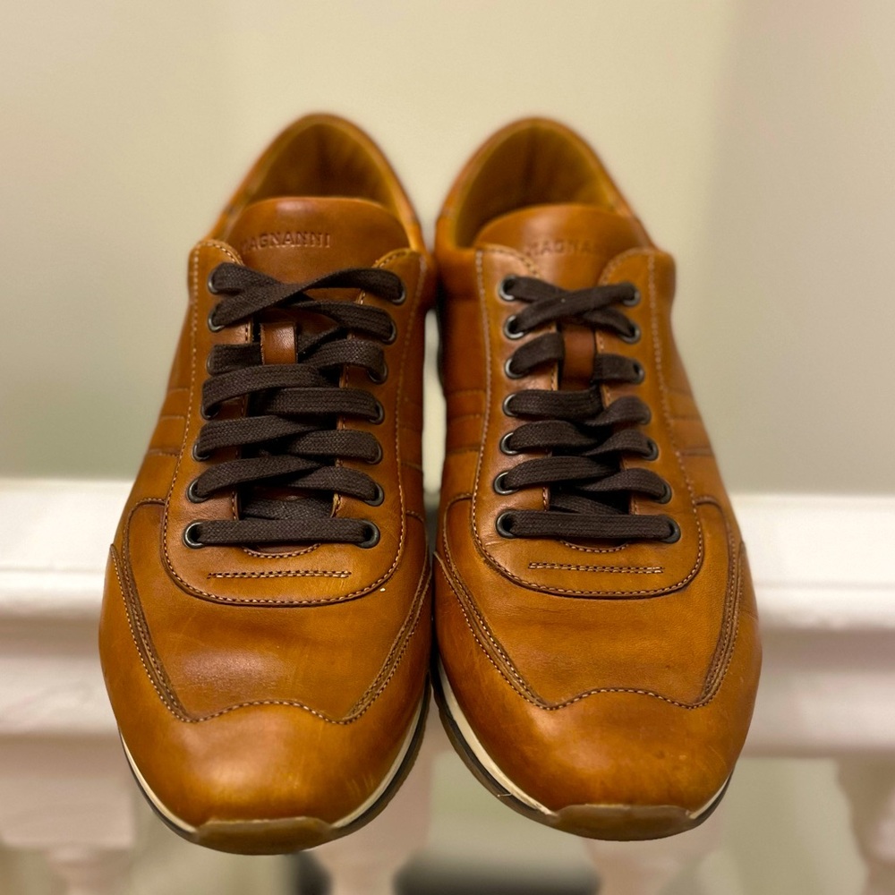 Like new Men’s 7.5 Magnanni leather sneakers